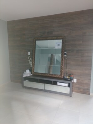 43-英寸智能电视（配备数码频道）