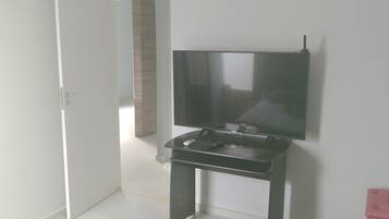 Setrika/meja setrika, Wi-Fi gratis, dan seprai linen