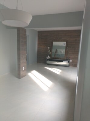 43-inch Smart TV with digital channels - Lar Jampa - Hospedagem Domiliciliar (João Pessoa)