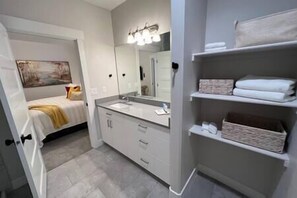 2 habitaciones, tabla de planchar con plancha, wifi y ropa de cama