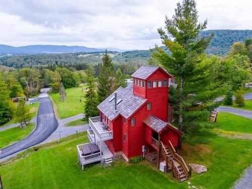 NP46-Views! Close to Towns/skiing! Hot tub! Pets OK!