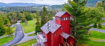 NP46-Views! Close to Towns/skiing! Hot tub! Pets OK!