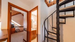 Eine Treppe mit hölzernem Geländer und Teppichboden.