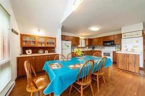 Fridge, microwave, oven, stovetop - NP46-Views! Close to Towns! Hot tub! Pets OK! A/C! (Davis)
