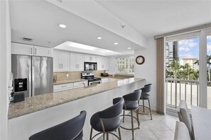 Wasserkocher mit Kaffee-/Teezubehör, Toaster, Esstisch