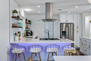 House | Private kitchen | Full-sized fridge, microwave, oven, stovetop - Desert Xscape (Palm Springs)