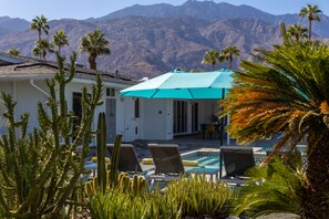 Outdoor pool, pool umbrellas, pool loungers - Desert Xscape (Palm Springs)