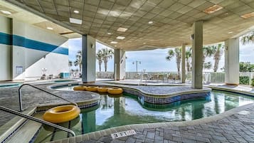 Alberca al aire libre y alberca climatizada