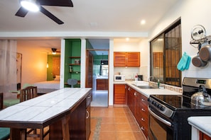 Fridge, microwave, oven, stovetop - Stylish studio apt with a veranda, parking and full kitchen. For 2-3 people. (Quepos)