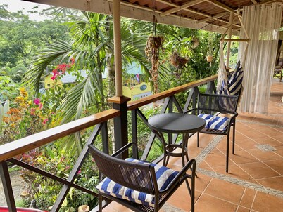 Stylish jungle studio retreat with a veranda, parking & full kitchen. For 2-3