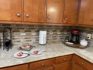 Kylskåp, mikrovågsugn, ugn och spishäll