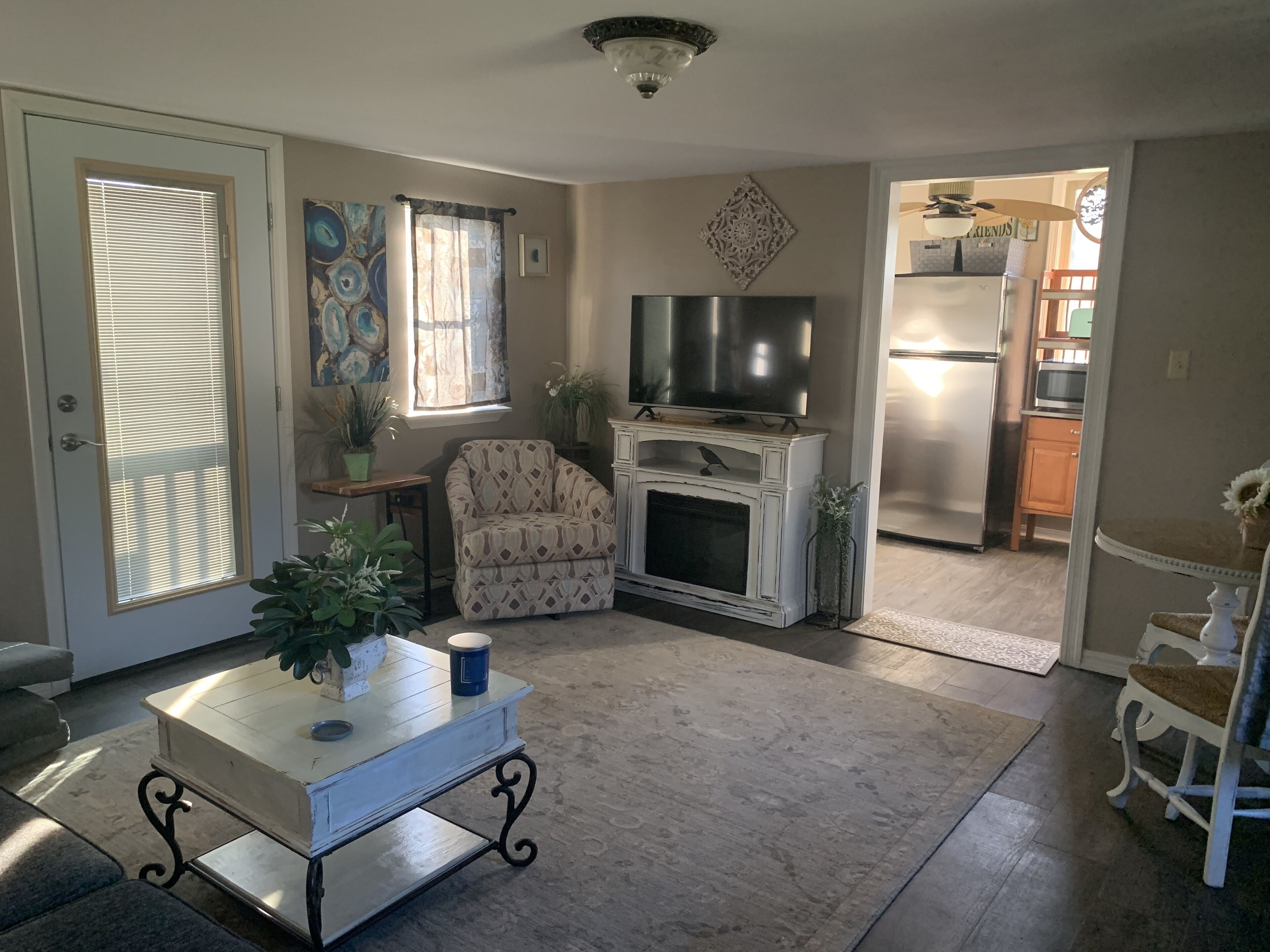 Cute Cottage overlooking stock lake, horse pastures, amazing sunsets, fishing 