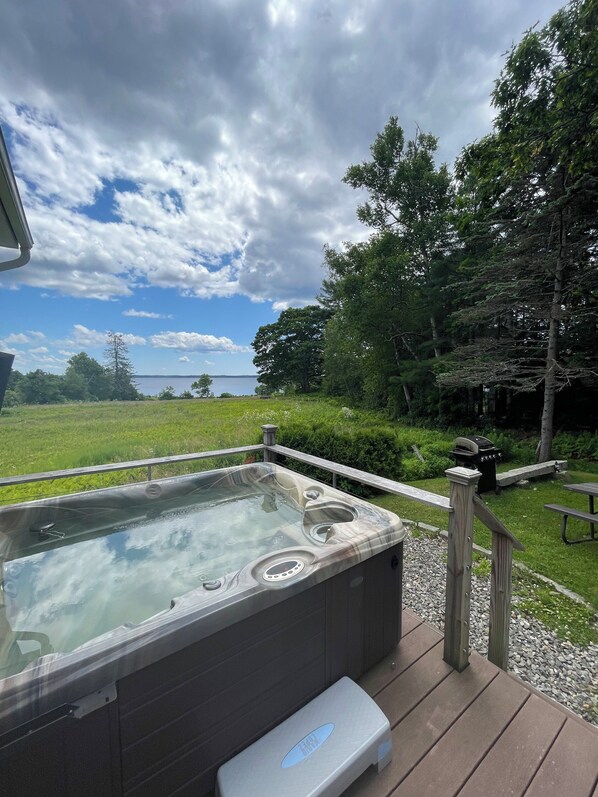 Outdoor spa tub