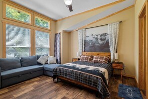 3 bedrooms, desk, iron/ironing board, free WiFi - Countryside Cabin on Lake Tawakoni - w/Lakeview. Pet-Friendly!
(Quinlan)