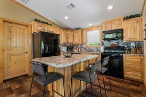 Fridge, microwave, oven, stovetop - Countryside Cabin on Lake Tawakoni - w/Lakeview. Pet-Friendly!
(Quinlan)