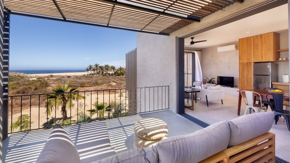 TV connectée, livres, chaîne hi-fi