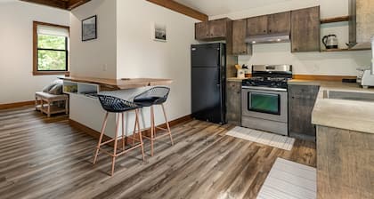 Cozy Studio Apartment Maple Falls, with Hot Tub