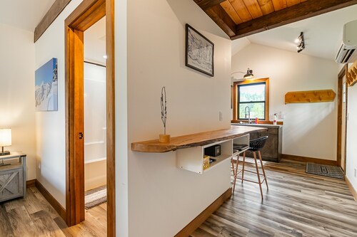 Cozy Studio Apartment Maple Falls, with Hot Tub 