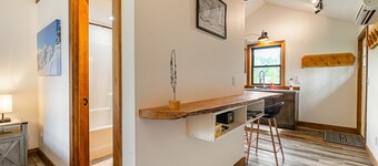 Cozy Studio Apartment Maple Falls, EV Charging, Hot Tub