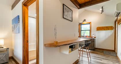 Cozy Studio Apartment Maple Falls, with Hot Tub