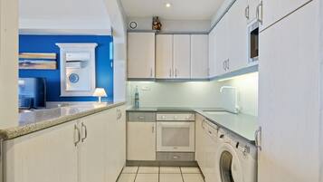 Réfrigérateur, micro-ondes, four, lave-vaisselle