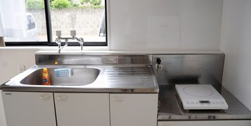 Apartamento básico | Cocina privada | Frigorífico pequeño, microondas, placa de cocina y hervidor eléctrico