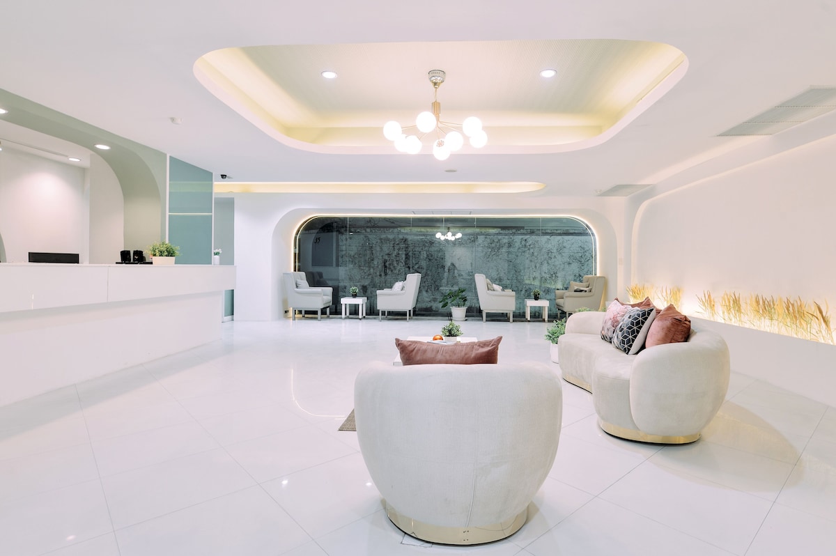 Contemporary white lobby at Tori Crown Hotel Bangkok