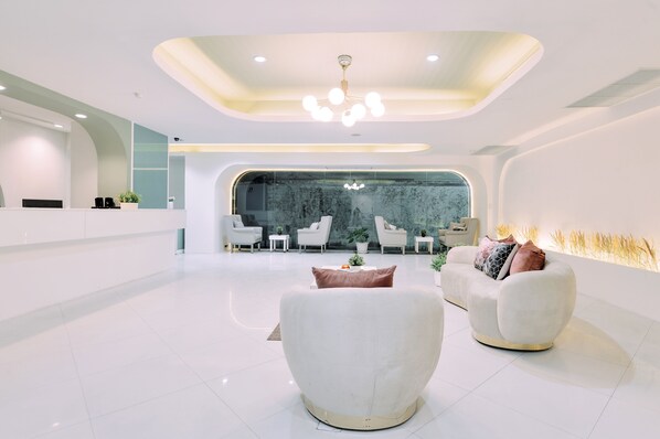 Lobby sitting area - Tori Crown Hotel (Bangkok)