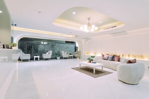 Lobby sitting area - Tori Crown Hotel (Bangkok)