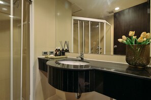 Bañera profunda y cabezal de ducha con hidromasaje