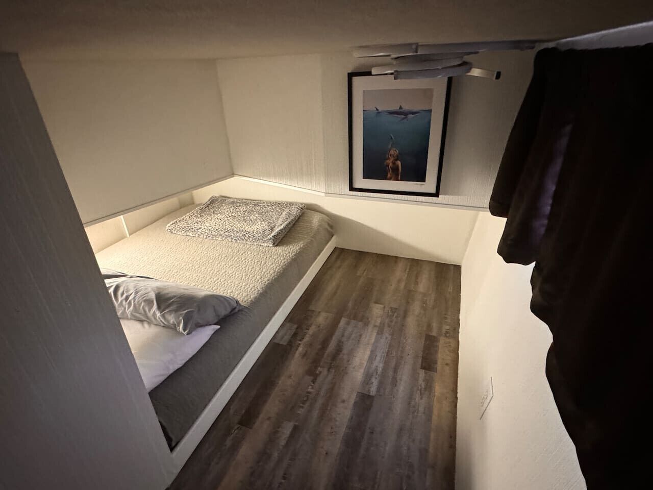 2 bedrooms, desk, WiFi, bed sheets