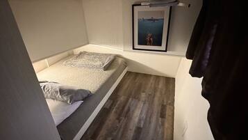 2 bedrooms, desk, WiFi, bed sheets