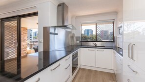 Kjøleskap, mikrobølgeovn, ovn og oppvaskmaskin