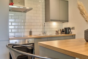 Fridge, microwave, oven, stovetop - Modern Peaceful Open Plan 1-Bed Apartment Rutland (Rutland)