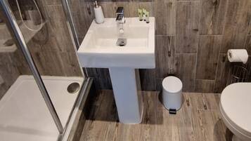 Douche, sèche-cheveux, serviettes fournies