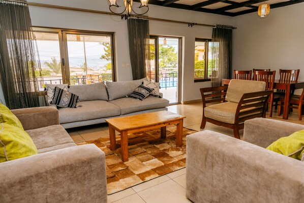 TV - 3-Bed Home Sleeps 6 with Free Parking (Kigali)