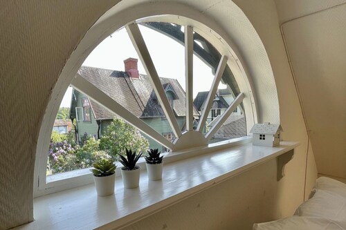 2 Bed House Sleeps 4 with Garden & Free Parking