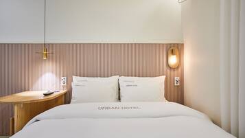 Deluxe Double Room - Laundry & Fridge foods & Netflix + You tube available / 95% down bedding | Egyptian cotton sheets, premium bedding, down comforters