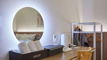 Deluxe Double Room - Laundry & Fridge foods & Netflix + You tube available / 95% down bedding | Biancheria in cotone egiziano, biancheria da letto di alta qualità