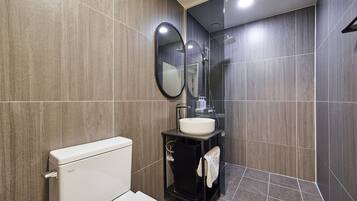 Deluxe Double Room - Laundry & Fridge foods & Netflix + You tube available / 95% down bedding | Baño | Pantuflas