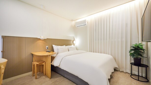 Deluxe Double Room - Laundry & Fridge foods & Netflix + You tube available / 95% down bedding | エジプト綿のシーツ、高級寝具、羽毛の掛け布団、低反発ベッド