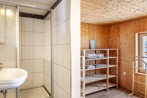 Een douche, een haardroger, handdoeken