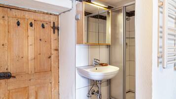 Dusche, Haartrockner, Handtücher