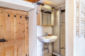 Shower, hair dryer, towels - Holiday home 'Liberty Ranch Marlstein' with mountain view and WiFi (Oetz)