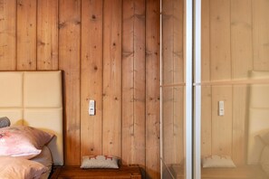 2 عدّة غرف نوم وواي فاي مجانًا وملاءات أسرّة