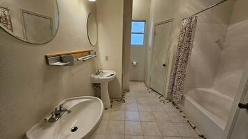 Hårføner, håndklær, såpe og sjampo