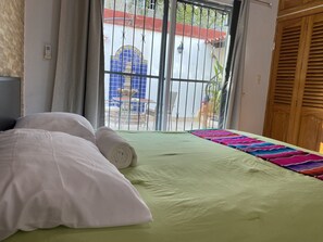 2 عدّة غرف نوم ومكواة/لوح كي وواي فاي وملاءات أسرّة