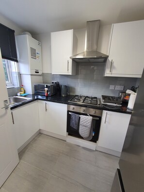 Fridge, microwave, oven, stovetop - Perfect for family getaways! Home away from Home (Chafford Hundred)