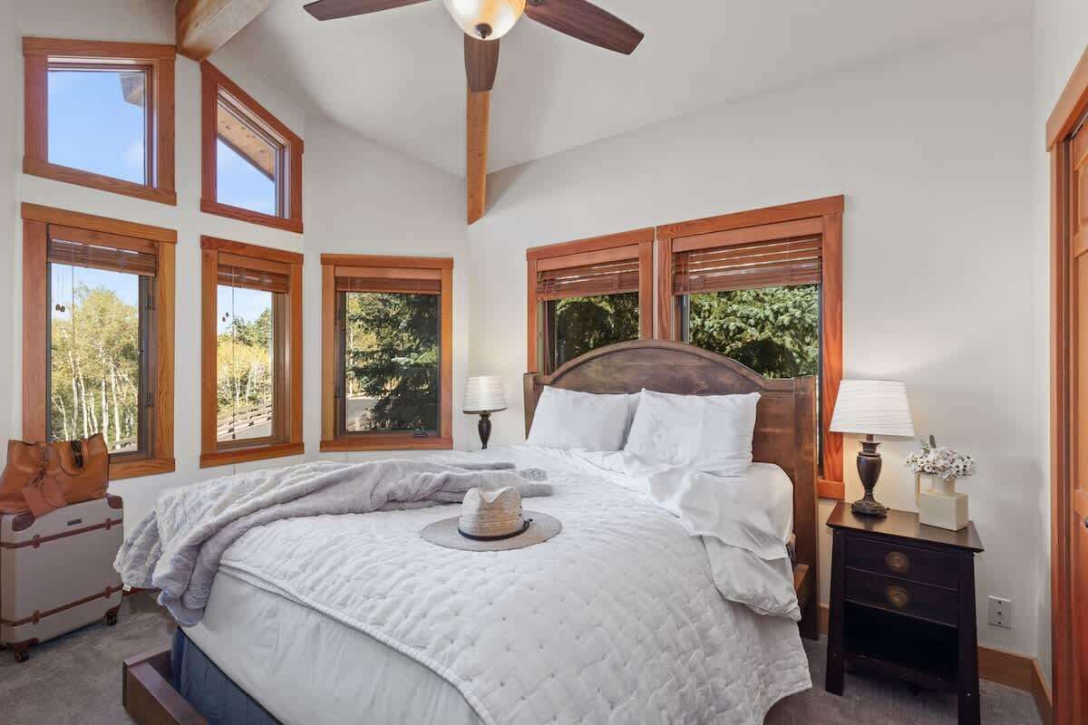 3 habitaciones, tabla de planchar con plancha, wifi y ropa de cama 