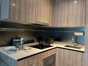 Comfort-Apartment | Eigene Küche | Großer Kühlschrank, Mikrowelle, Ofen, Herdplatte